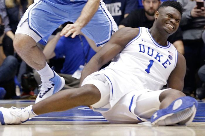 Pemain Duke University, Zion Williamson, mengalami cedera saat bertanding karena sepatu yang dia kenakan jebol pada bagian sol.