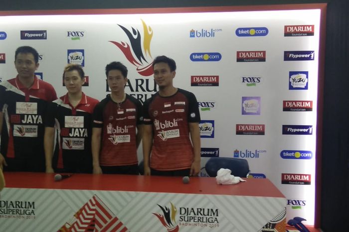 Dari kiri ke kanan, Hendra Setiawan, Marcus Fernaldi Gideon (Jaya Raya) dan Kevin Sanjaya Sukamuljo, Mohammad Ahsan (PB Djarum) berpose seusai bertanding pada laga penentuan Grup B Djarum Superliga Badminton 2019 di GOR Sabuga, Bandung, Kamis (21/2/2019).