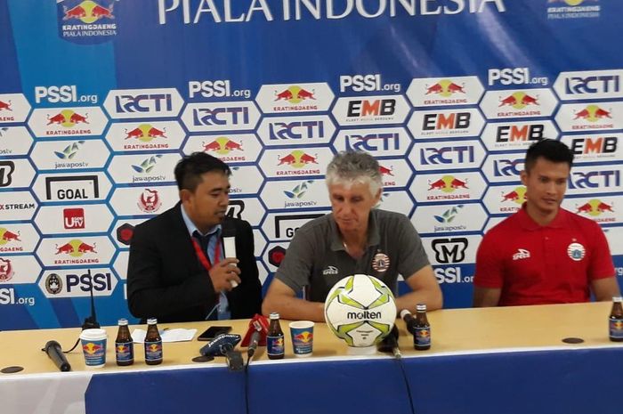 Pelatih Persija, Ivan Kolev (tengah) saat jumpa pers pasca laga Piala Indonesia 2018 kontra PS Tira-Persikabo di Stadion Patriot, Kota Bekasi, 21 Februari 2019.