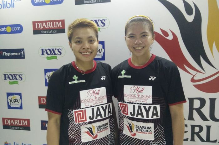 Pasangan ganda putri Indonesia yang memperkuat Jaya Raya Jakarta, Greysia Polii/Apriyani Rahayu berpose setelah menjalani pertandingan melawan Berkat Abadi pada Djarum Superliga Badminton 2019 di GOR Sabuga, Bandung, Kamis (21/2/2019).