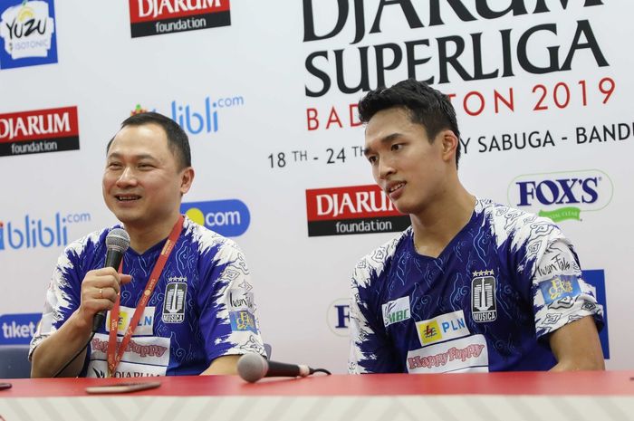 Manajer tim Musica Trinity, Effendy Wijaya dan Jonatan Christie berbicara dalam konferensi pers seusai menjalani semifinal Djarum Superliga Badminton 2019 melawan Berkat Abadi di GOR Sabuga, Bandung, Jumat (22/2/2019).