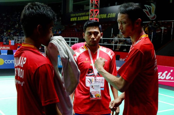Manajer tim PB Berkat Abadi, Fran Kurniaean (kanan) memberi arahan kepada Panji Ahmad Maulana (kiri) pada Djarum Superliga Badminton 2019  di GOR Sabuga, Bandung, Kamis (21/2/2019).