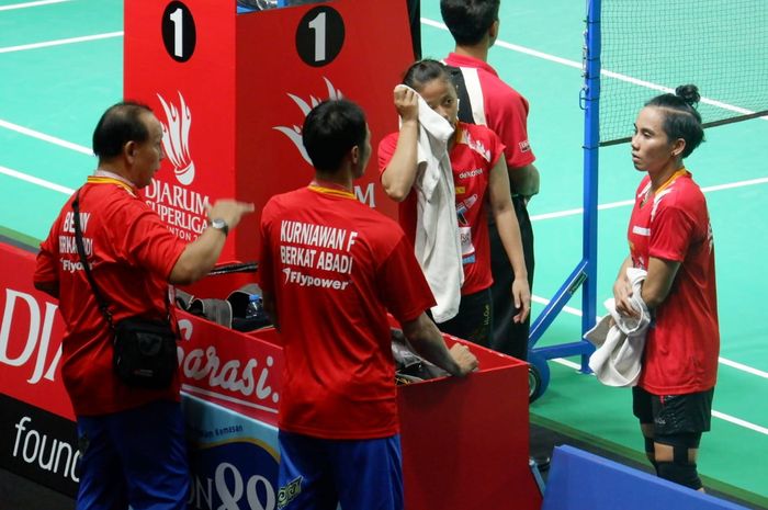 Manajer tim PB Berkat Abadi, Fran Kurniawan  memberi arahan kepada ganda putri Nadya Melati/Dian Fitriani pada Djarum Superliga Badminton 2019 di GOR Sabuga, Bandung, Kamis (21/2/2019).