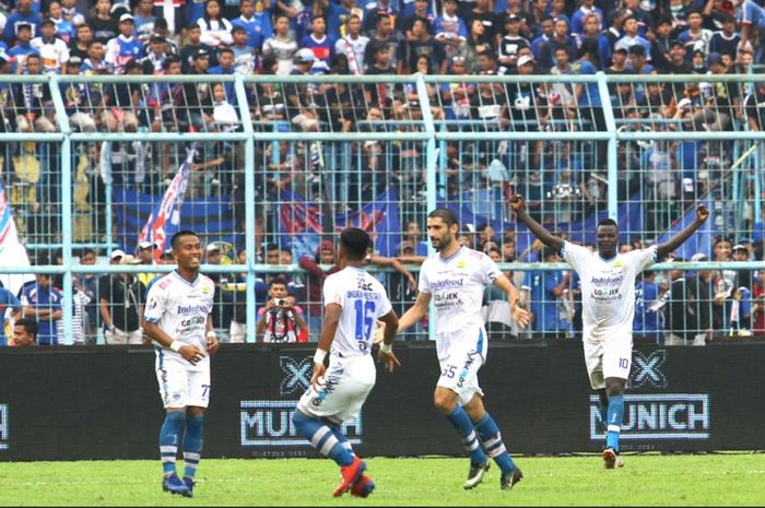 Usai mencetak gol penentu kelolosan, Ghozali Siregar (kiri) selebrasi dengan rekan-rekannya dalam leg kedua babak 16 besar Piala Indonesia di Stadion Kanjuruhan, Kepanjen, Kabupaten Malang, Jumat (22/2/2019) sore WIB. Arema FC versus Persib berakhir 2-2.