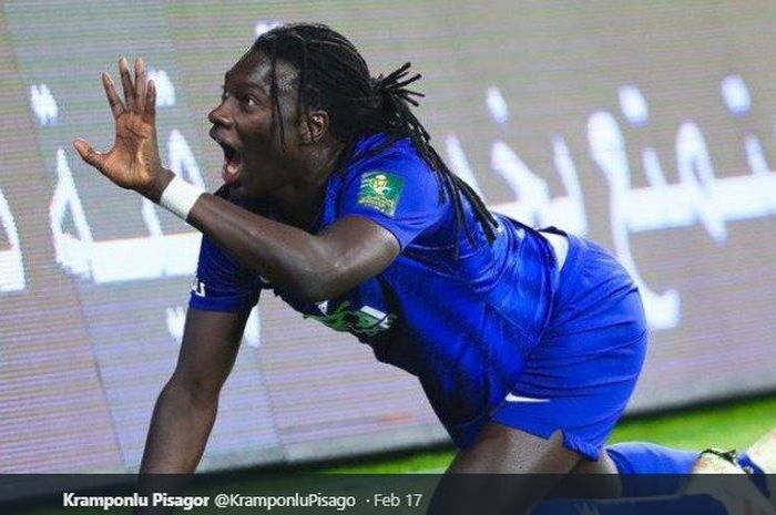 Penyerang Al Hilal, Bafetimbi Gomis, melakukan selebrasi dengan berpolah seperti singa.