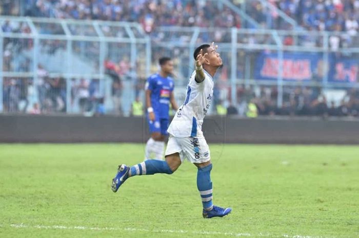 Ghozali Siregar melakukan selebrasi gol penentu Persib Bandung lolos ke babak 8 besar Piala Indonesia di kandang Arema FC, Stadion Kanjuruhan, Kabupaten Malang, Jumat (22/2/2019) sore WIB.  