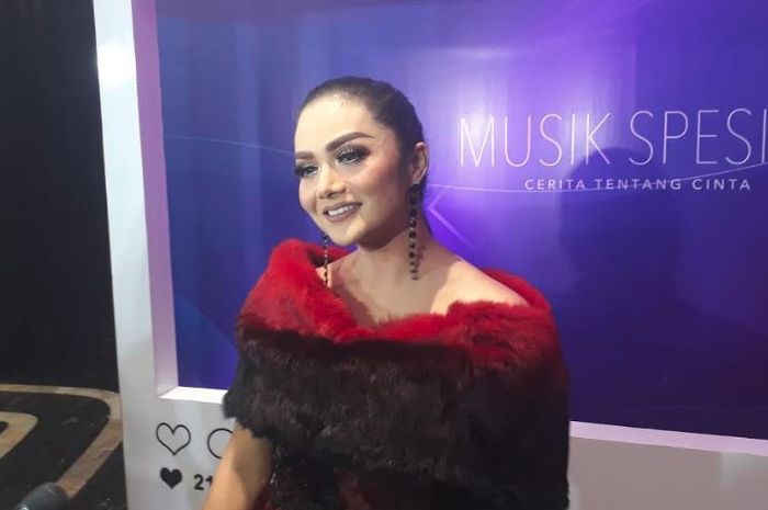 Krisdayanti saat ditemui Grid.ID usai konser Musik Spesial Trans7 Cerita Tentang Cinta yang digelar di Balai Sarbini, Kamis (21/2/2019).