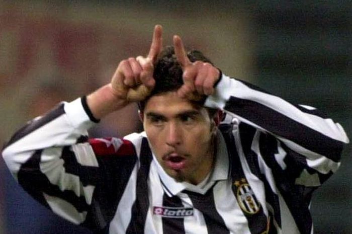 Gelandang Juventus, Enzo Maresca, berselebrasi dengan gaya tanduk banteng usai membobol gawang Torino pada 24 Februari 2002.