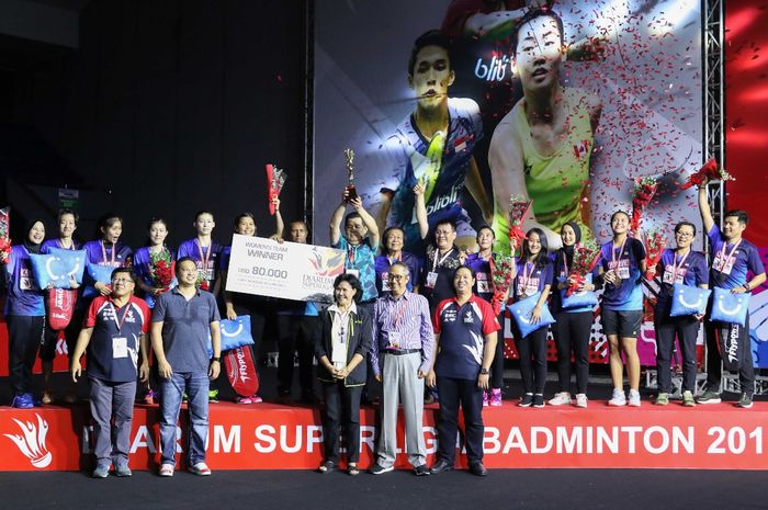 Tim putri Mutiara Cardinal Bandung berpose di podium setelah memastikan gelar pada Djarum Superliga Badminton 2019 yang berlangsung di GOR Sabuga, Bandung,  Sabtu (23/2/2019).