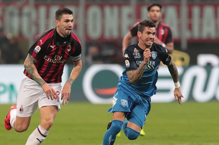 Bek AC Milan, Alessio Romagnoli (kiri), beraksi dalam laga Liga Italia melawan Empoli di Stadion San Siro, Jumat (22/2/2019).