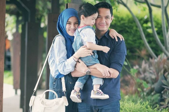 Tampil Anggun Bareng Anak dan Suami, Alyssa Soebandono Bawa Tas Mewah