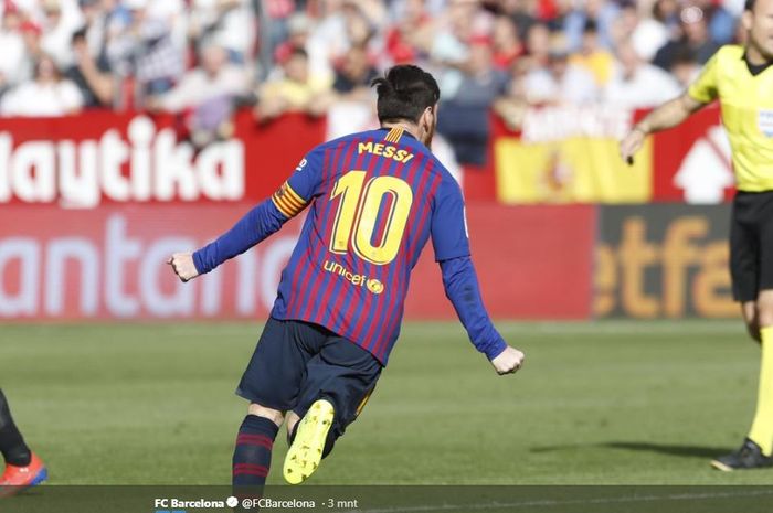 Striker dan kapten Barcelona, Lionel Messi, merayakan gol ke gawang Sevilla dalam laga Liga Spanyol pada Sabtu (23/2/2019) di Stadion Ramon Sanchez Pizjuan.