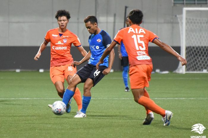 Gelandang Home United, Fazli Ayob di antara dua pemain Albirex Niigata pada Singapore Community Shield yang merupakan laga pembuka Liga Singapura 2019 di Stadion Jalan Besar, 23 Februari 2019. 