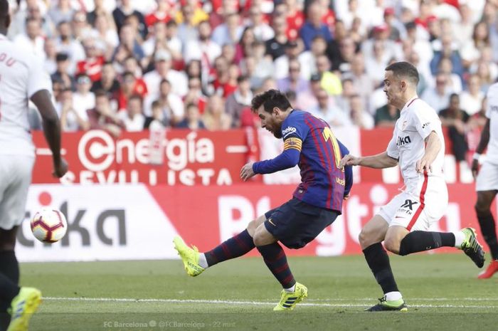 Striker Barcelona, Lionel Messi, melepaskan tendangan dengan kaki kanan ke arah gawang Sevilla pada laga Liga Spanyol, Sabtu (23/2/2019), di Stadion Ramon Sanchez Pizjuan.