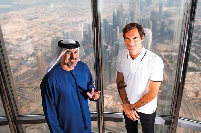 Roger Federer kunjungi Burj Khalifa bersama Salah Talak (kiri) jelang Dubai open