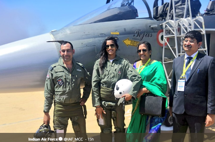 PV Sindhu saat berpartisipasi sebagai co-pilot di Aero India 2019.