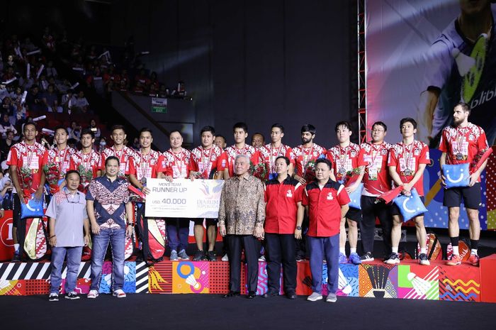 Tim Musica Trinity berpose di podium setelah finis sebagai runner-up pada Djarum Superliga Badminton 2019 di GOR Sabuga, Bandung, Minggu (24/2/2019).