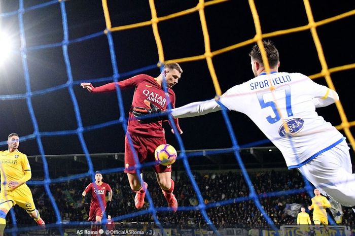 Striker AS Roma, Edin Dzeko, berusaha menerjang bola untuk mencetak gol ke gawang Frosinone yang dijaga Marco Sportiello pada laga Liga Italia Serie A pada Minggu (24/2/2019) di Stadion Benito Stirpe.