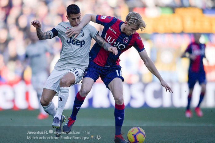 Gelandang Juventus, Joao Cancelo (kiri), berebut bola dengan bek Bologna, Filip Helander, dalam pertandingan pekan ke-25 Liga Italia 2018-2019 di Stadion Renato Dall'Ara, 24 Februari 2019.