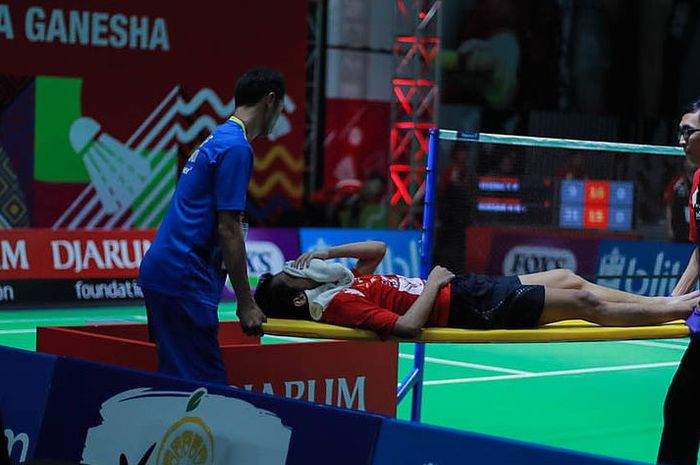 Pebulu tangkis tunggal putra Berkat Abadi, Wisnu Yuli Prasetyo, saat ditandu ke luar lapangan usai mengalami cedera ketika melawan Shesar Hiren Rhustavito (PB Djarum Kudus) pada semi final Djarum Superliga Badminton 2019, GOR Sabuga, Bandung, (22/2/2019).