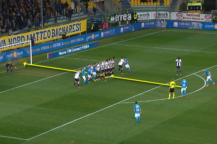 Tendangan bebas striker Napoli, Arkadiuzs Milik, dalam pertandingan melawan Parma pada pekan ke-25 Liga Italia 2018-2019 di Stadion Ennio Tardini, 24 Februari 2019.