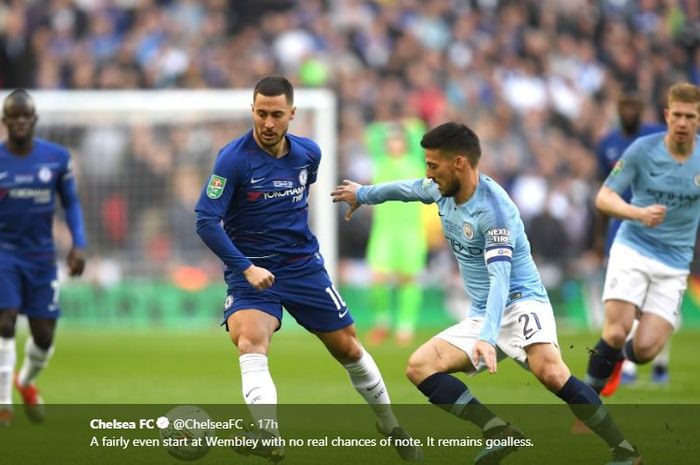 Winger Chelsea, Eden Hazard, berjibaku dengan pemain Manchester City, David Silva, dalam laga final Piala Liga Inggris di Stadion Wembley, Minggu (24/2/2019)
