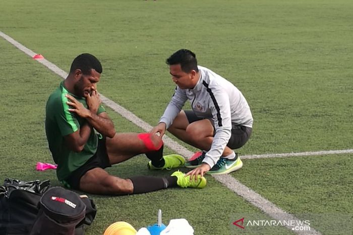 Striker timnas U-22 Indonesia, Marinus Wanewar, mendapatkan perawatan dari fisioterapis saat sesi latihan menjelang final Piala AFF U-22 2019.