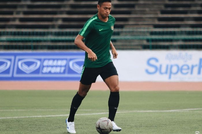 Bek timnas U-22 Indonesia, Andy Setyo dalam sesi latihan skuat Garuda Muda di Phnom Pehn, Kamboja, Senin (25/2/2019) pagi.