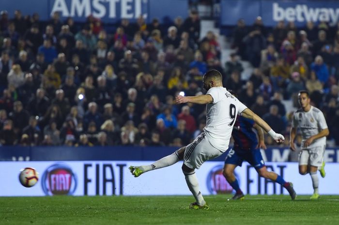 Tendangan penalti Karim Benzema membawa Real Madrid unggul sementara  1-0 atas Levante.