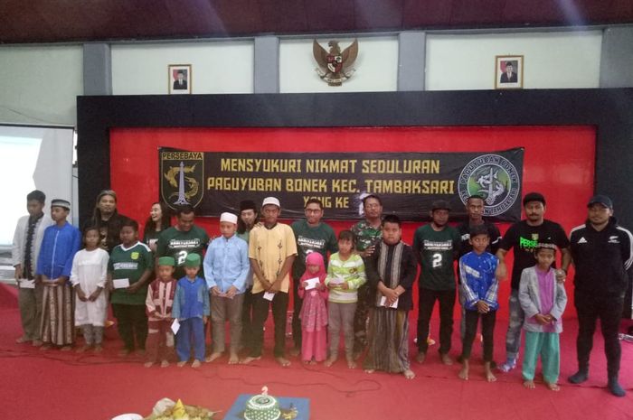 Kapten Persebaya Surabaya, Ruben Sanadi, mengunjungi komunitas Bonek yang berada di Tambaksari, Surabaya, Minggu (24/2/2019).