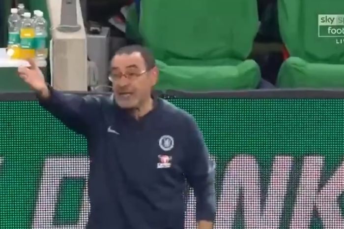 Ekspresi kemarahan pelatih Chelsea, Maurizio Sarri, dalam laga final Piala Liga Inggris melawan Manchester City di Stadion Wembley, Minggu (24/2/2019).