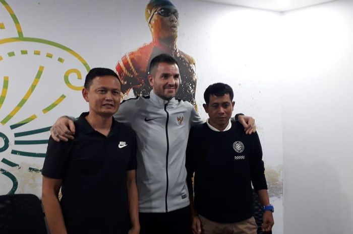 Pelatih Timnas Indonesia Simon McMenemy (tengah) diapit dua asistennya Yeyen Tumena (kiri) dan Joko Susilo (kanan)