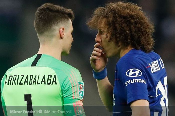 Bek Chelsea, David Luiz (kanan) berbicara dengan rekan setimnya, Kepa Arrizabalaga, saat terlibat insiden dengan pelatih Maurizio Sarri dalam laga final Piala Liga Inggris, Minggu (24/2/2019).
