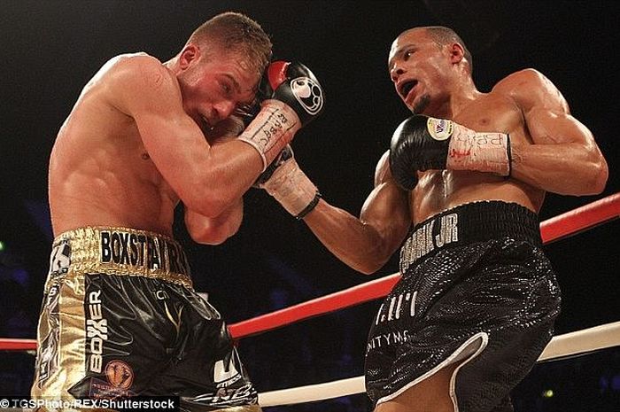 Nick Blackwell (kiri) saat menghadapi Chris Eubank Jr.