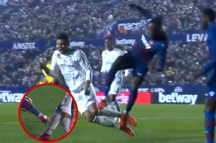 Pemain Real Madrid, Casemiro, dianggap melakukan diving saat menghadapi Levante dalam lanjutan Liga Spanyol, 24 Februari 2019.