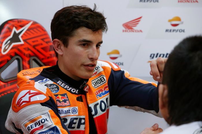 Marc Marquez saat berdiskusi dengan kru tim Repsol Honda pada hari terakhir tes pramusim MotoGP 2019 di Sirkuit Losail, Qatar, Senin (25/2/2019)