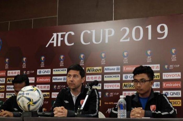 Pelatih PSM Makassar, Darije Kalezic (Tengah), Memberikan Keterangan Jelang Laga Kontra Home United yang Merupakan Laga Perdana Mereka di Babak Penyisihan Grup H Piala AFC 2019 .