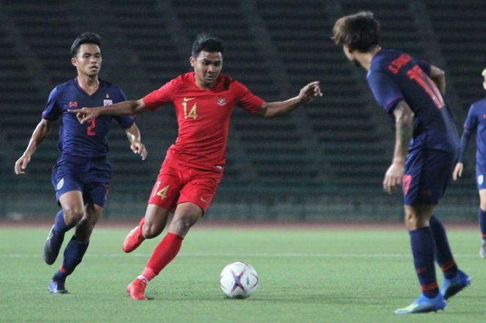 Pemain timnas U-22 Indonesia, Asnawi Mangkualam, beraksi pada laga final Piala AFF U-22 kontra Thailand. Keduanya Akan Kembali Bertemu dalam Ajang Kualifikasi Piala Asia U-23 2019.