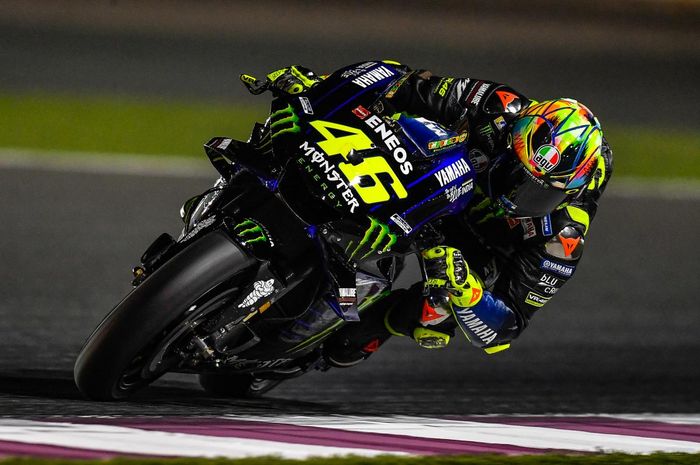 Penampilan Valentino Rossi saat menjalani sesi tes pramusim MotoGP 2019 hari ketiga di Sirkuit Losail, Qatar.