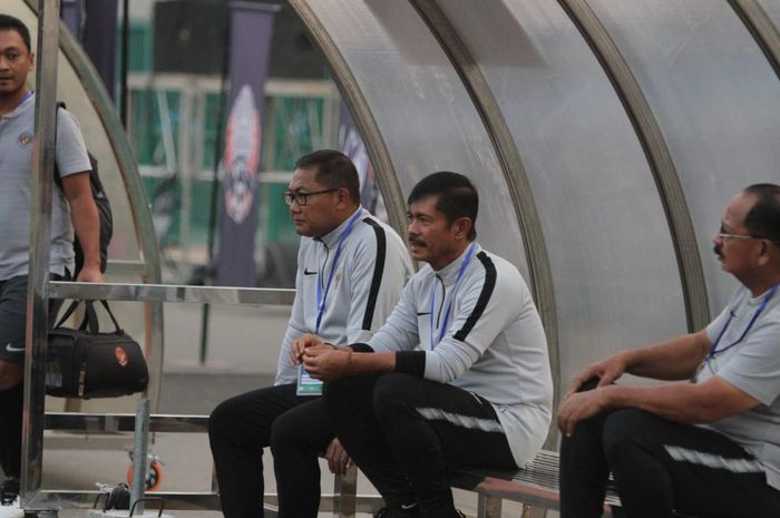 Pelatih Timnas U-22 Indonesia, Indra Sjafri, saat menyaksikan final Piala AFF U-22 melawan Thailand, Selasa (26/2/2019) malam WIB.