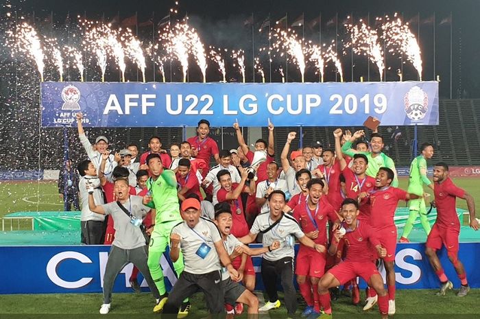 Timnas U-22 Indonesia merayakan keberhasilan sebagai juara Piala AFF U-22 2019 di tengah Stadion Olimpiade, Phnom Penh, Kamboja, usai membungkam juara bertahan Timnas U-22 Thailand 2-1 dalam final seru, Selasa (26/2/2019) malam WIB.