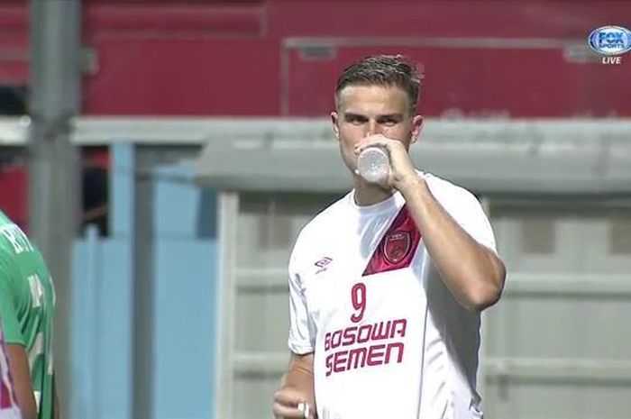 Penyerang PSM Makassar, Eero Markkanen, minum dalam pertandingan Piala AFC melawan Home United di Stadion Jalan Besar, Singapura, Rabu (27/2/2019).