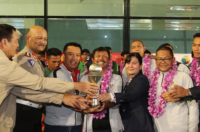 Suasana penyambutan kontingen timnas U-22 Indonesia di Bandara Soekarno-Hatta, 27 Februari 2019, setelah menjuarai Piala AFF U-22 2019.
