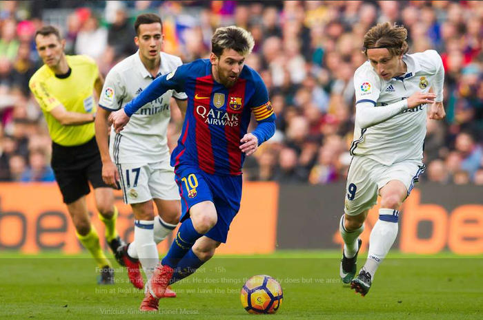 Megabintang FC Barcelona, Lionel Messi beradu dengan Luka Modric dalam partai el clasico kontra Real Madrid.