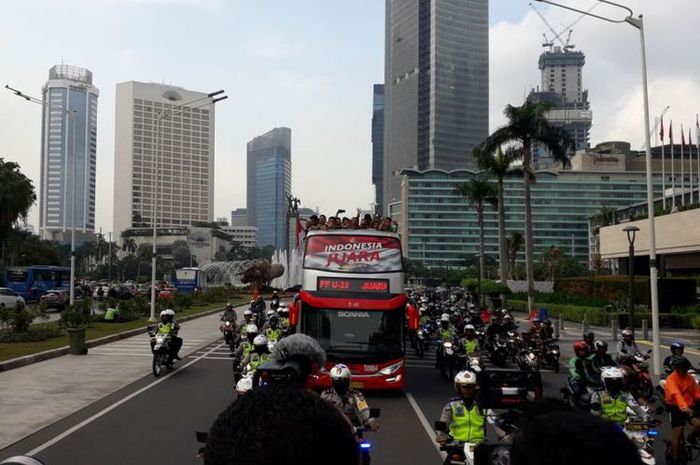 Konvoi tim nasional U-22 untuk merayakan gelar juara Piala AFF U-22, di Jakarta, Kamis (28/2/2019). 