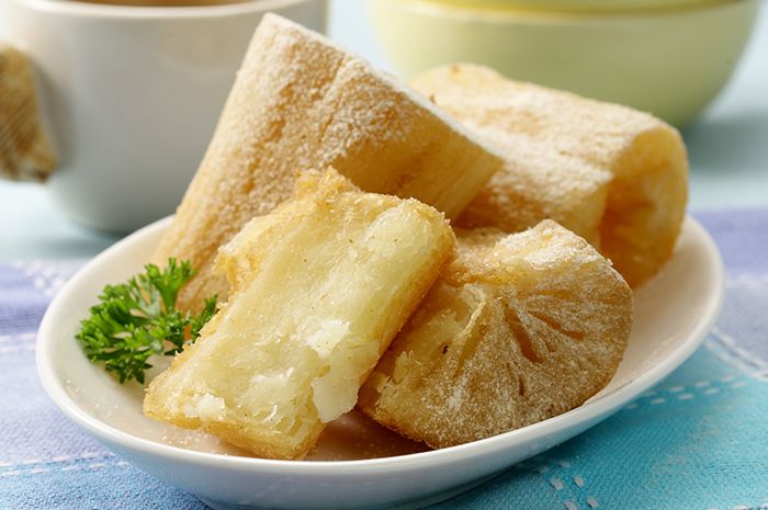 Learn to make savory and fulfilling Singkong Goreng Jagung Bakar (deep-fried cassava with roasted corn flavor) with this step-by-step recipe!