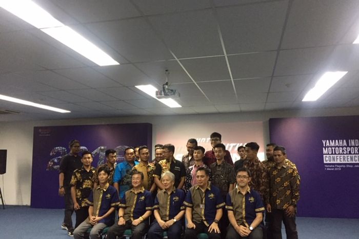 Petinggi Yamaha Indonesia berpose pada acara peluncuran tim balap Yamaha untuk musim kompetisi 2019 di Jakarta, Jumat (1/3/2019).