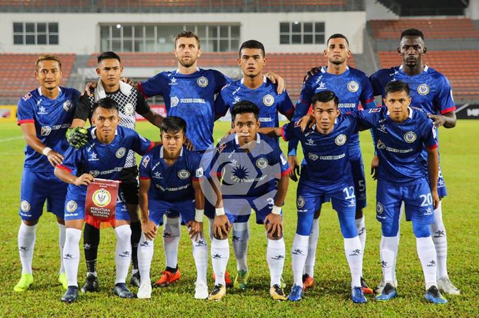 Gelandang serang Rian Firmansyah (depan dua dari kiri) bersama pemain Sarawak FA sebelum dijamu UKM FC pada pekan kelima Liga Premier Malaysia 2019 di Stadion KLFA, Cheras, Kuala Lumpur, 2 Maret 2019. 