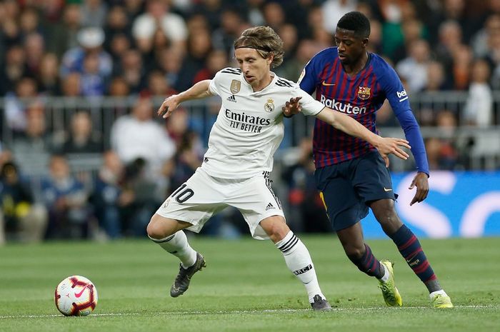 Gelandang Real Madrid, Luka Modric, berjibaku dengan penyerang FC Barcelona, Ousmane Dembele, dalam laga pekan ke-26 Liga Spanyol di Stadio Santiago Bernabeu, 2 Maret 2019.