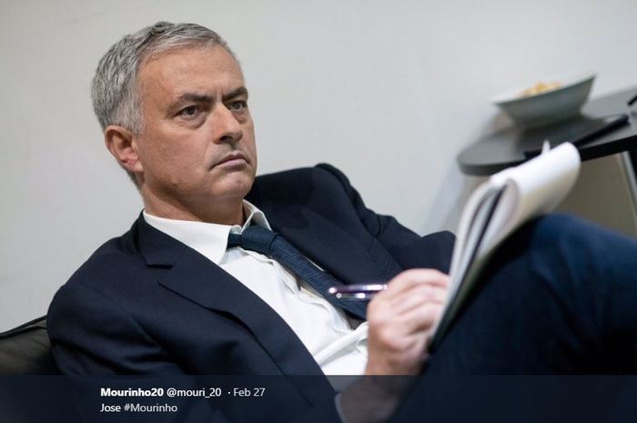 Jose Mourinho tengah menganggur pasca-dipecat Manchester United.